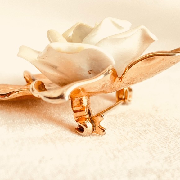 Rose Brooch Off White Porcelain Over Gold Tone Leaves - Picture 4 of 6